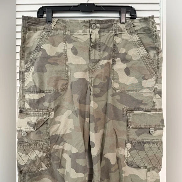 American Eagle Camo Cargo. 16 Short. Excellent Condition. - Picture 2 of 4